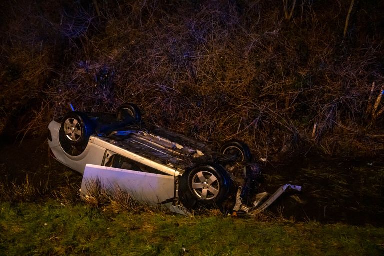 Een automobilist is zaterdagavond in het water terechtgekomen nadat hij van de N2 raakte. Dat gebeurde bij de afrit naar Eindhoven Airport. De chauffeur liep lichte verwondingen op.