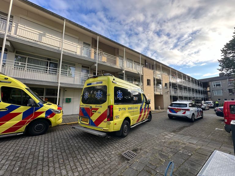 Naast het meisje zouden ook en man en vrouw zijn nagekeken door ambulancepersoneel (foto: Bart Meesters).