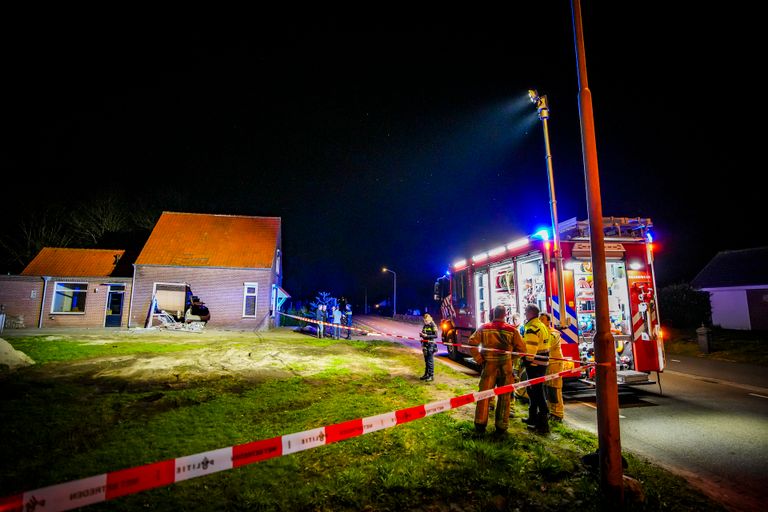 De omgeving van het binnengereden huis werd ruim afgezet na de crash (foto: SQ Vision). 