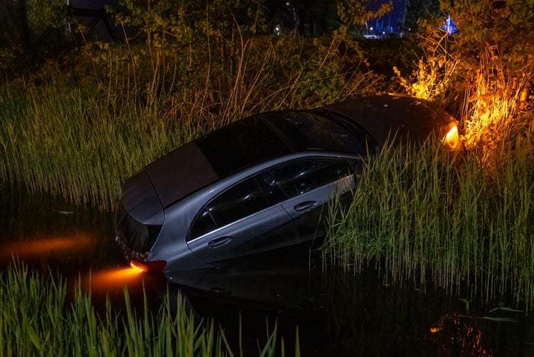 De bestuurder van de auto bleek onder invloed (foto: Iwan van Dun/SQ Vision).