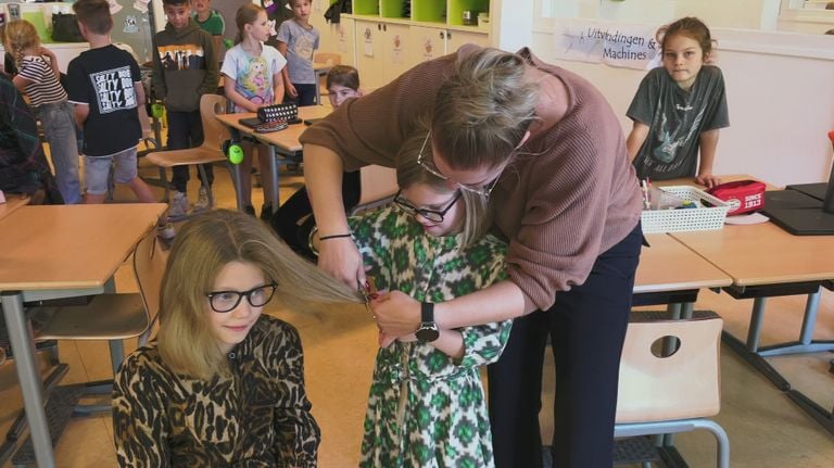 Zusje Djill en haar moeder knippen samen Zinzi's lange haren af (foto: Omroep Brabant).