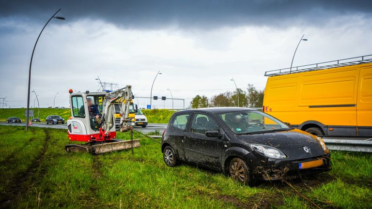 De kraan wist de auto uit de sloot te krijgen (Foto: SQ Vision).