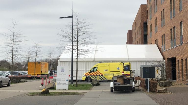 De triagetent bij ziekenhuis Bernhoven (archieffoto: Imke van de Laar).