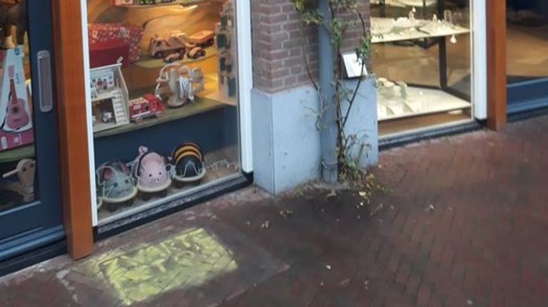 Ook bij Hout-Doe op de stoep is de leus gekalkt (foto: via Facebook)