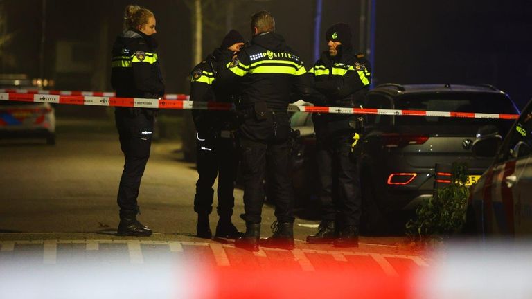 De politie startte na de vondst van de beschoten man in Den Bosch een onderzoek (foto: Bart Meesters).