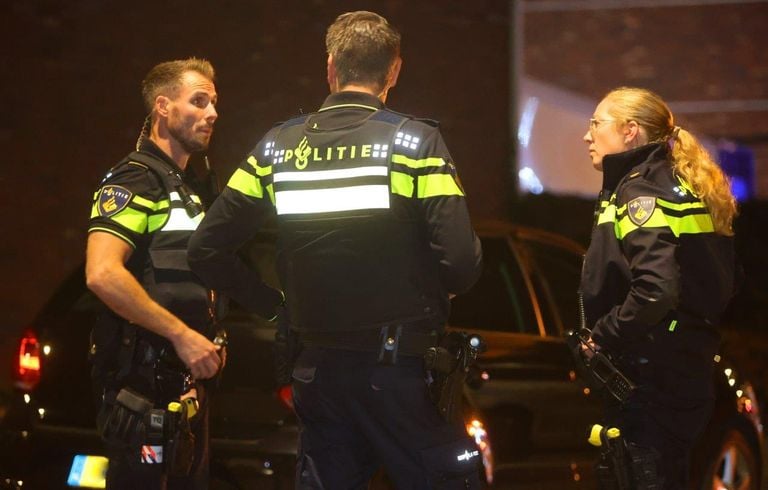 De politie doet onderzoek na de nieuwe brandstichtingen aan de Akkerpolei in Nuland (foto: Bart Meesters).