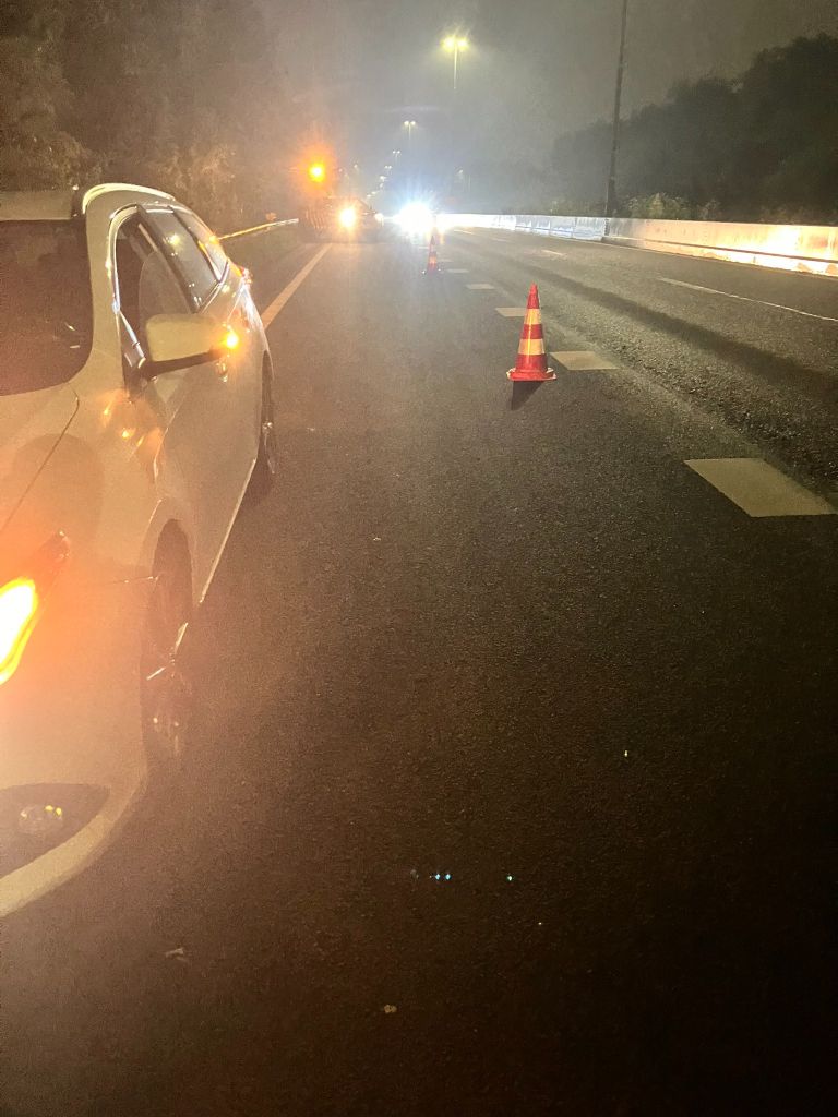 De auto met de lekke band strandde op de A27 bij Breda (foto: X/Wis_Robert).