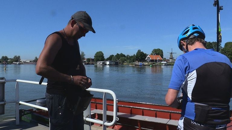 Robbin aan het werk als veerman.