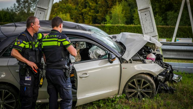 De politie onderzoekt hoe het zo mis kon gaan op de N2 bij Eindhoven (foto: SQ Vision).