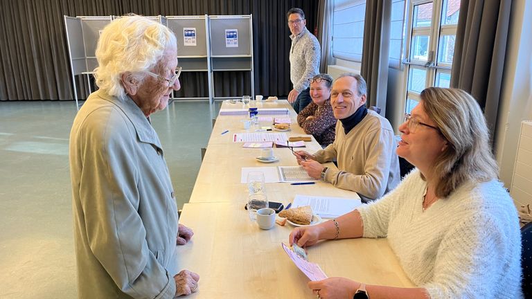 De hoogbejaarde mevrouw Van Mastrigt bracht haar stem uit in Willemstad (foto: Janneke Driesprong).