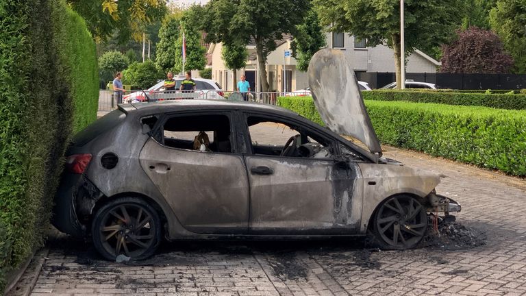 Twee auto's gingen aan de Jan van Goyenstraat in Waalwijk volledig in vlammen op (foto: Eva de Schipper).