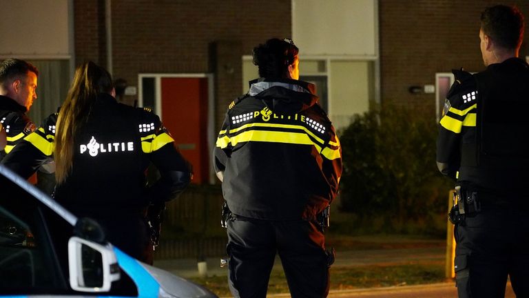 Meerdere agenten kwamen na de schietpartij naar de wijk Tolberg in Roosendaal (foto: Jeroen Stuve/SQ Vision).