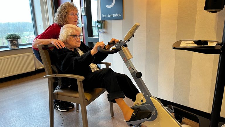 De 107-jarige met haar verzorgster Anita (foto: Rogier van Son).