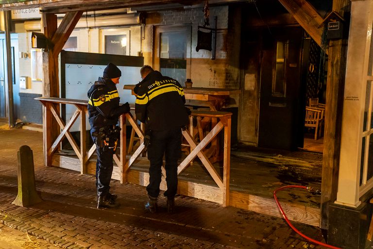 De politie doet onderzoek bij café Govers in Geffen (foto: Gabor Heeres/SQ Vision).