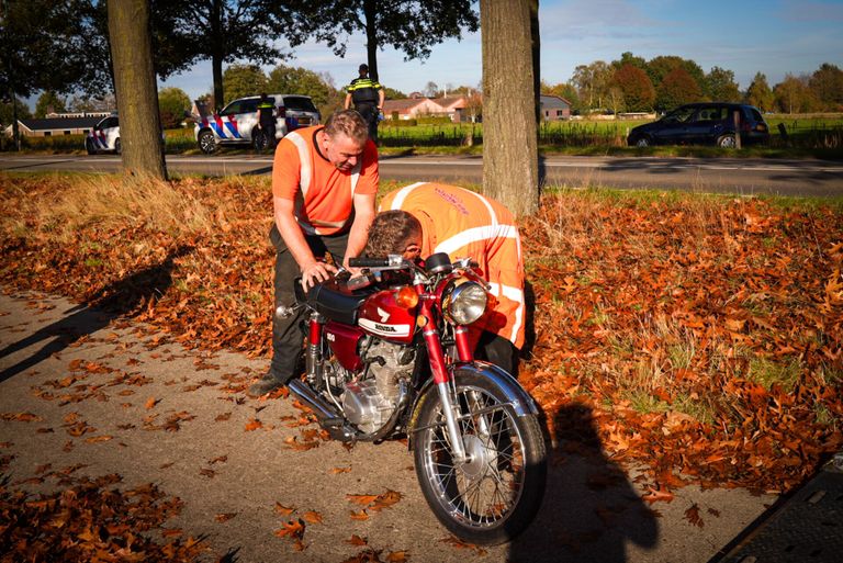 De motor die in Elsendorp onderuit ging (foto: Harrie Grijseels/SQ Vision).