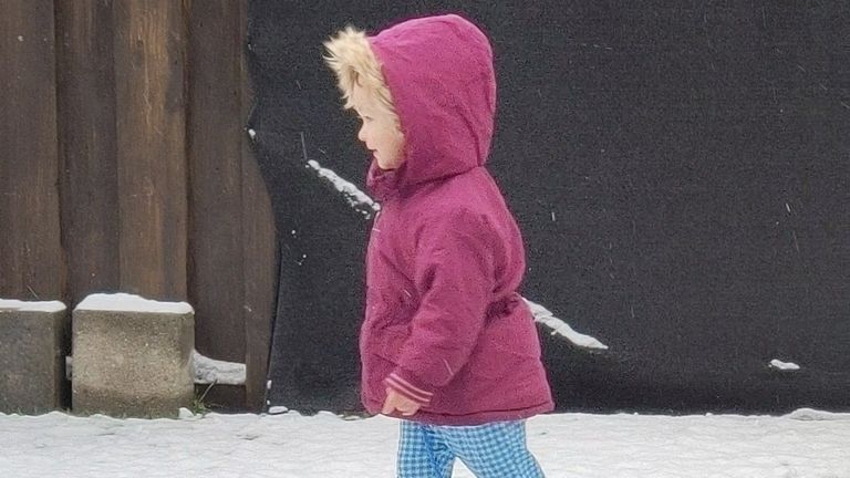 Veel of niet, dit meisje keek haar ogen uit in de sneeuw (foto: Leon Scheutjens).