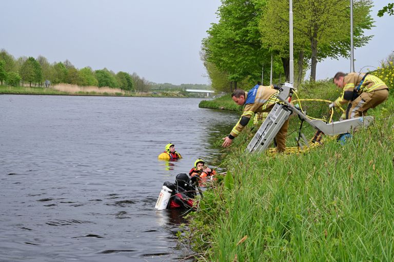Duikers wordt de helpende hand geboden (foto: Toby de Kort/SQ Vision).