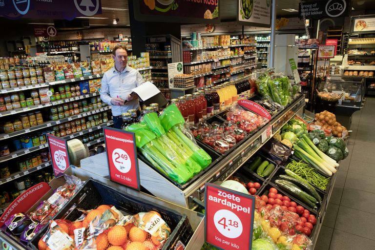 Bedrijfsleider Bart tussen de groente van de Spar. 