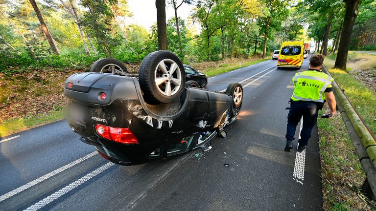 De weg moest tijdelijk worden afgesloten (foto: Rico Vogels/SQ Vision).