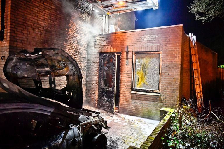 Ook de gevel van het huis aan de Mevrouw Brantlaan in Waalre raakte zwaar beschadigd bij de brand (foto: Rico Vogels/SQ Vision).
