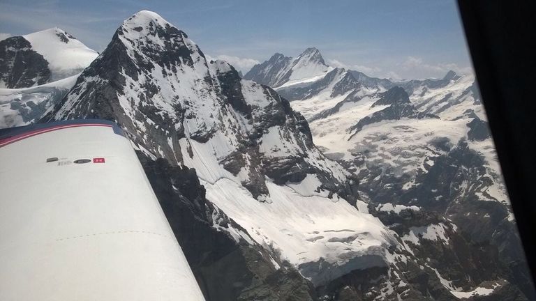 Het stel uit Steenbergen vliegt graag over de Alpen (foto: Jean-Paul Sablerolle).