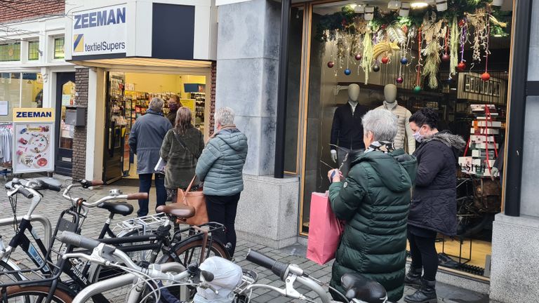 Drukte bij de Zeeman in Schijndel: snel nog wat panty's halen. 