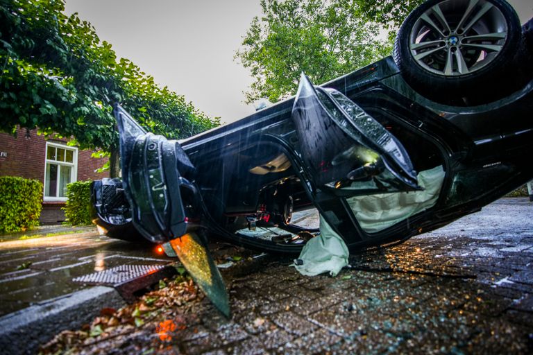 De auto werd zwaar beschadigd (foto: SQ Vision Mediaprodukties).