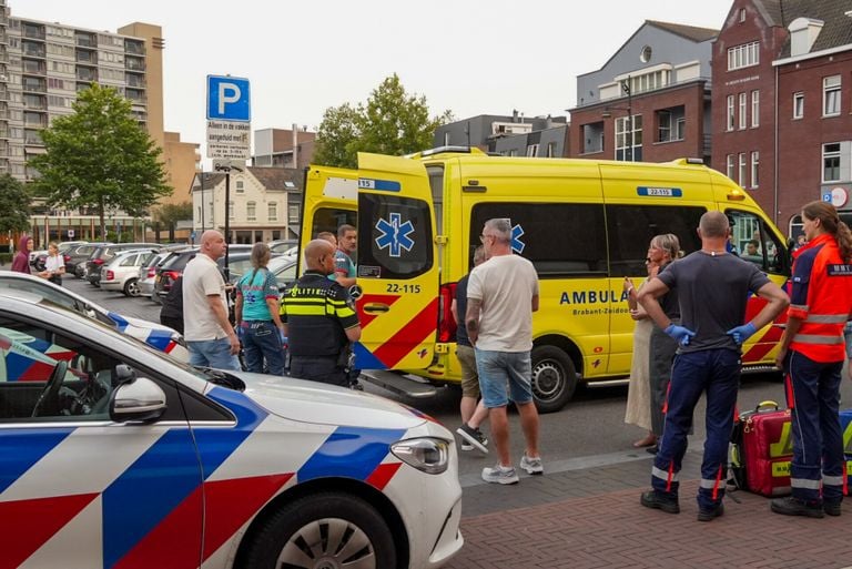 Ambulance en politie paraat na het fietsongeval (foto: SQ Vision).