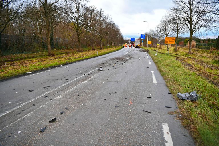 De weg lag bezaaid met brokstukken (foto: Rico Vogels/SQ Vision).