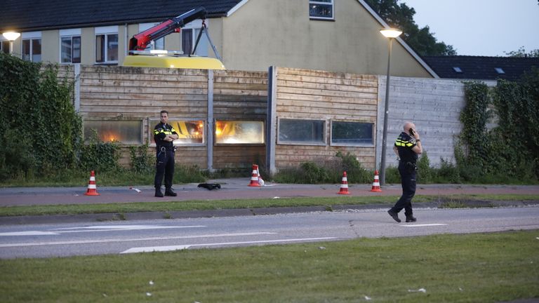 Agenten onderzoeken wat er precies is gebeurd in de Laan van Borgvliet in Bergen op Zoom (foto: Christian Traets/SQ Vision).