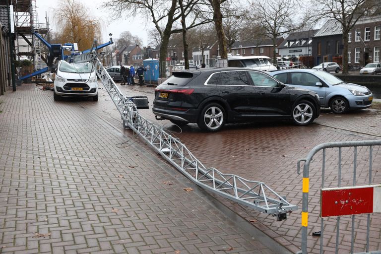 De kraan was naar de Noordkade gebracht vanwege werkzaamheden aan een huis (foto: Sander van Gils/SQ Vision).