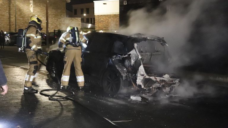 De auto brandde helemaal uit (foto: Persbureau Smits)