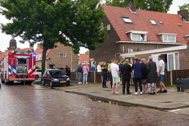 De inzet van brandweer en politie bij het huis aan de Jan Stevensstraat in Helmond trok veel bekijks (foto: Harrie Grijseels/SQ Vision).