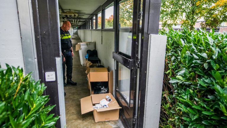 De 'hennepspullen' in het flatgebouw aan de Echternachlaan in Eindhoven Toelichting: Bij een inval door de politie in een flat aan de Echternachtlaan vanochtend zijn spullen voor een hennep plantage aangetroffen (foto: SQ Vision Mediaprodukties). 