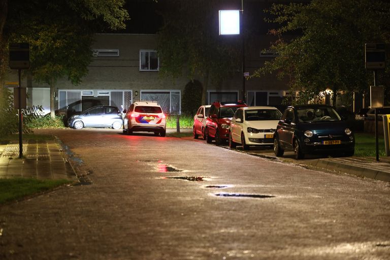 De politie deed na de overval aan de Van Limburg Stirumstraat in Veghel onderzoek in de buurt (foto: Sander van Gils/SQ Vision).