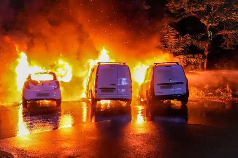 Hoe de brand aan het Maurickplantsoen in Helmond kon uitbreken, wordt onderzocht (foto: Harrie Grijseels/SQ Vision).