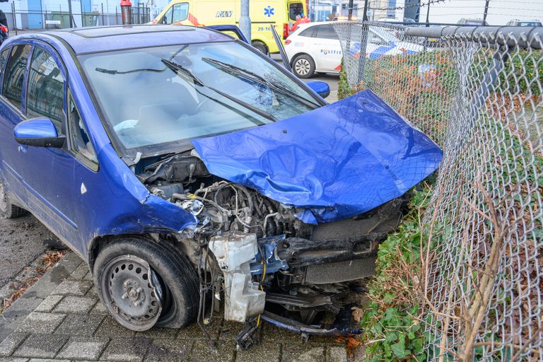 Eén van de zwaar beschadigde auto's (foto: Tom van der Put/SQ Vision).