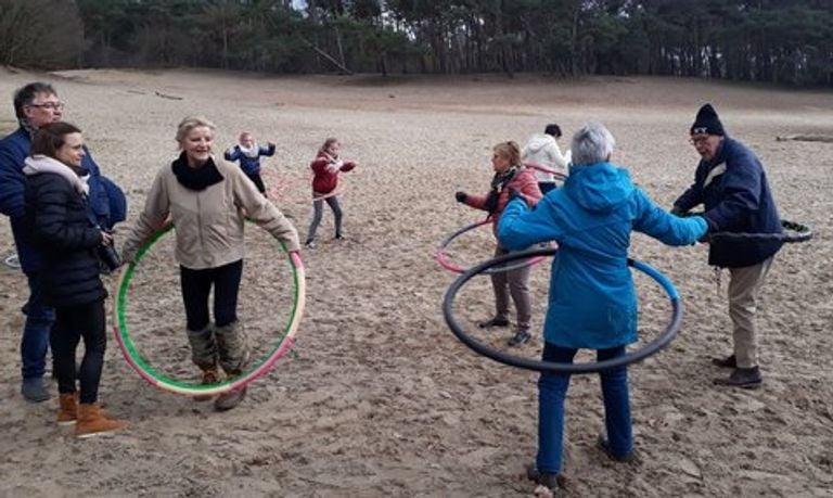 Een wekelijkse hoepelsessie op de zandverstuiving in Rosmalen (foto: privé).