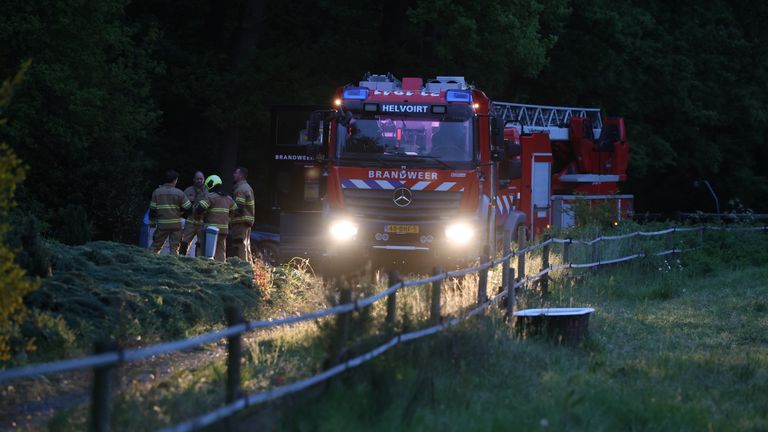 De brandweer bluste de schoorsteen van het huis in Helvoirt (foto: Sander van Gils/SQ Vision).