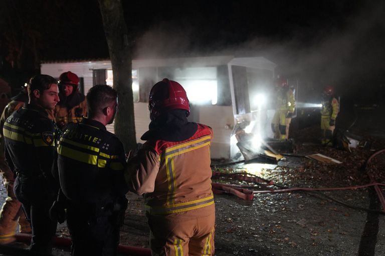 Hoe de brand op vakantiepark Slot Cranendonck in Soerendonk kon ontstaan, wordt onderzocht (foto: WdG/SQ Vision).