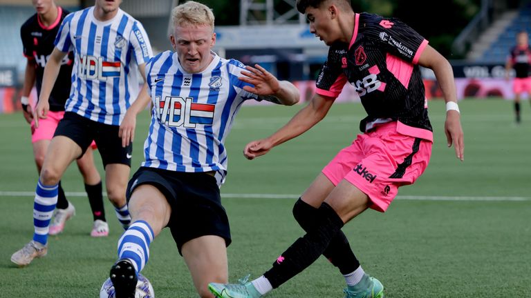 Valentino Vermeulen (FC Eindhoven) blokkeert een voorzet van Ibrahim El Kadiri (foto: Orange Pictures).