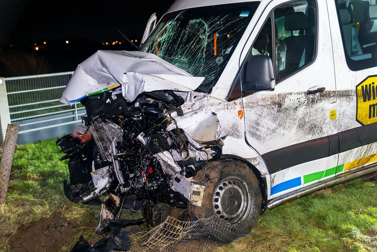 De taxibus raakte bij de crash in Oss zwaar beschadigd (foto: Gabor Heeres/SQ Vision).