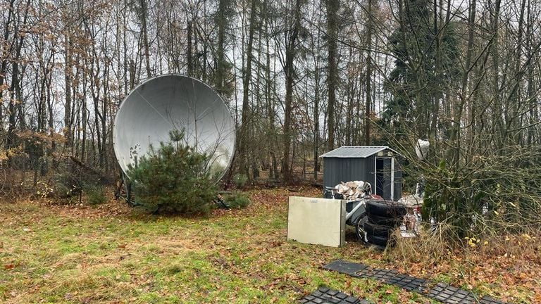 Op het terrein staan nog schotels van de voormalige sterrenwacht (foto: Erik Peeters).