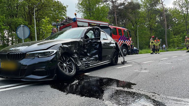De auto's raakten bij de botsing in Rijen aanzienlijk beschadigd (foto: Jeroen Stuve/SQ Vision).
