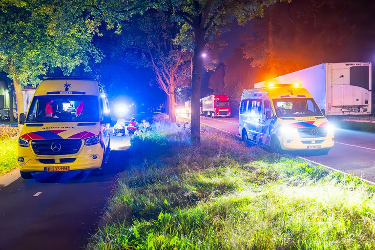 De slachtoffers werden gestabiliseerd en daarna met een ambulance naar een ziekenhuis gebracht (foto: Gabor Heeres/SQ Vision).