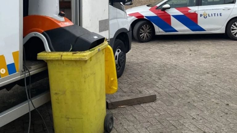 Grote hennepplantage in garagebox: politie treft verdacht persoon aan (foto: wijkagent_jagershoef).