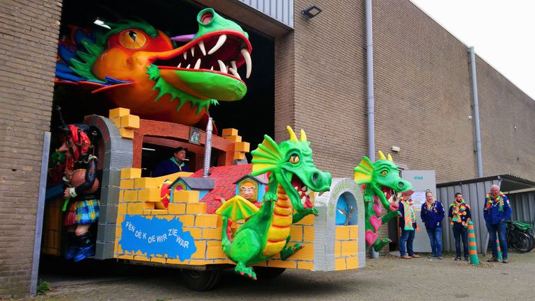 De wagen mag eindelijk de bouwhal uit (foto: Marjo van Yperen).