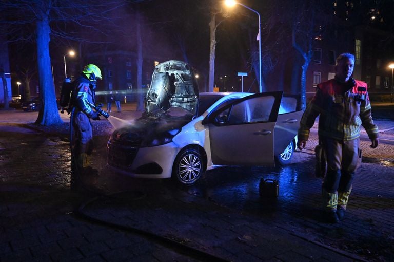 De Bredase auto raakte aanzienlijk beschadigd aan de voorkant (foto: Perry Roovers/SQ Vision).