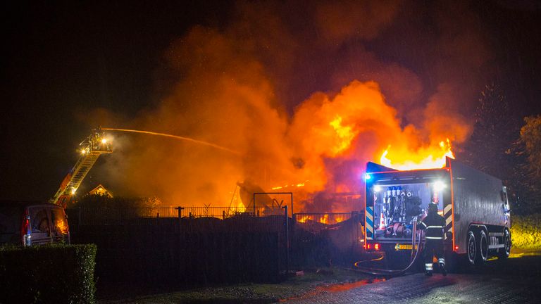 De vlammen werden onder meer vanaf een hoogwerker bestreden (foto: Sander van Gils/SQ Vision).