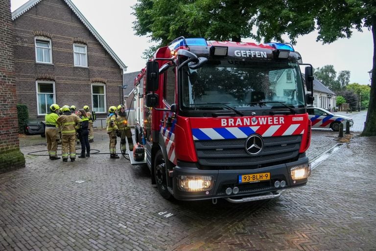 De cabrio vatte vlam aan de Kerkstraat in Geffen (foto: Gabor Heeres/SQ Vision).